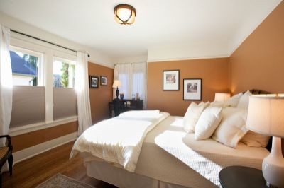 シアトルにあるトラディショナルスタイルのおしゃれな寝室のレイアウト