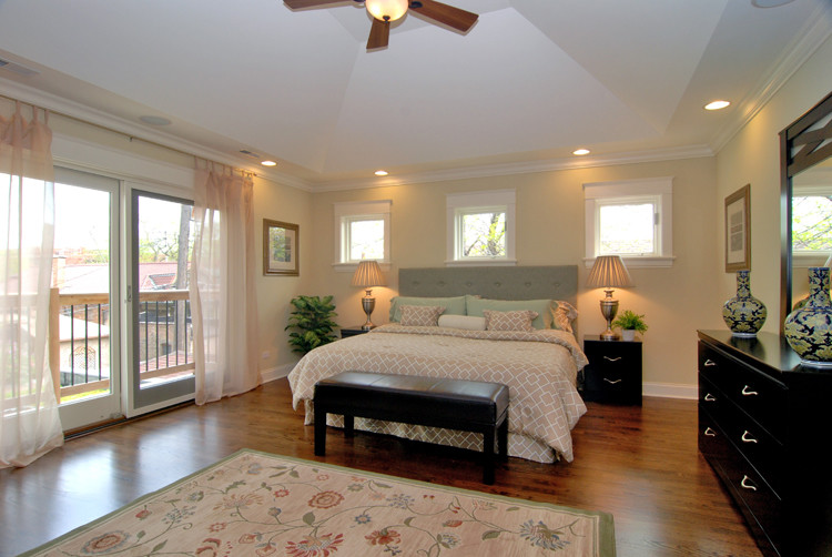 Foto di una camera da letto classica con pareti beige