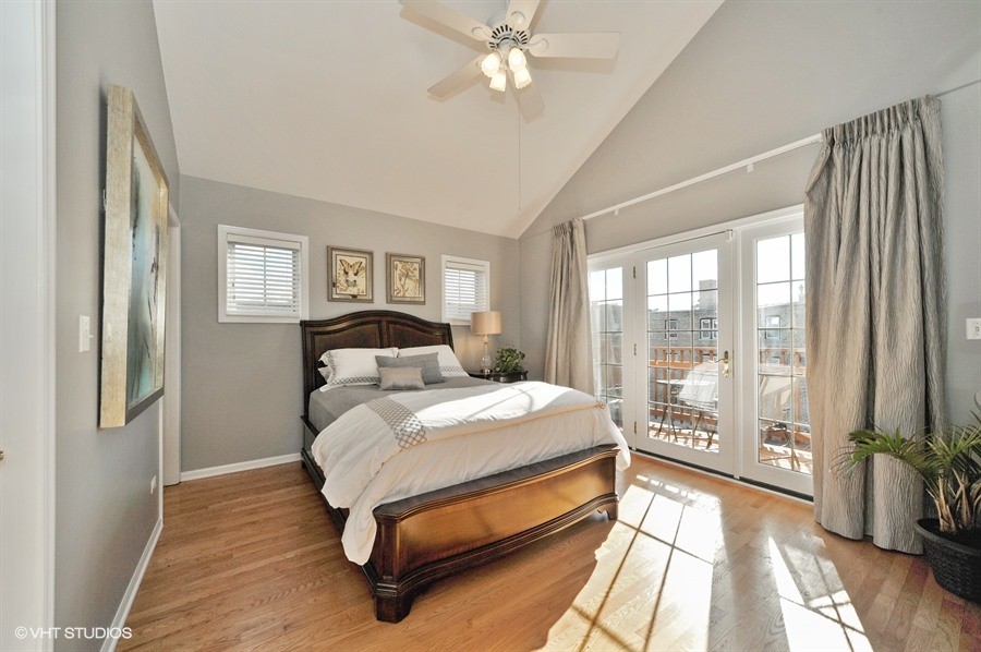 Foto de dormitorio principal clásico renovado de tamaño medio con paredes verdes y suelo de madera clara