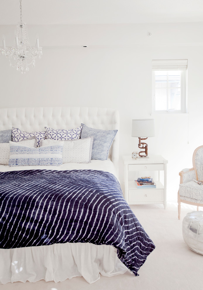 Foto de dormitorio principal bohemio con paredes blancas y moqueta