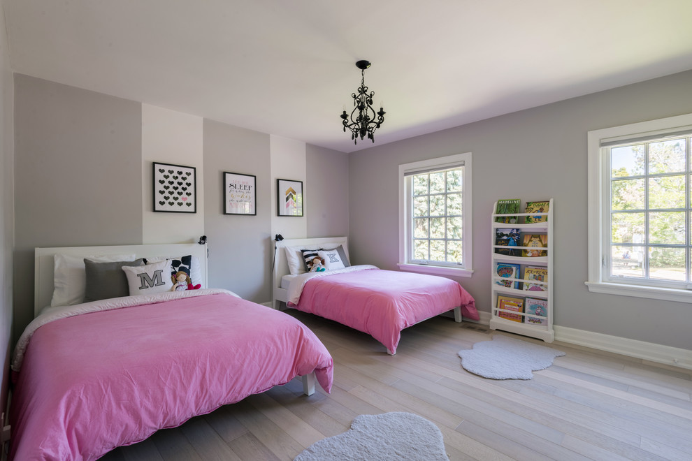 Modelo de habitación de invitados contemporánea de tamaño medio con paredes grises y suelo de madera clara