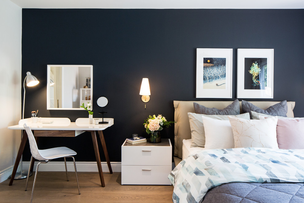 Aménagement d'une chambre contemporaine avec un mur bleu, un sol en bois brun et un sol marron.