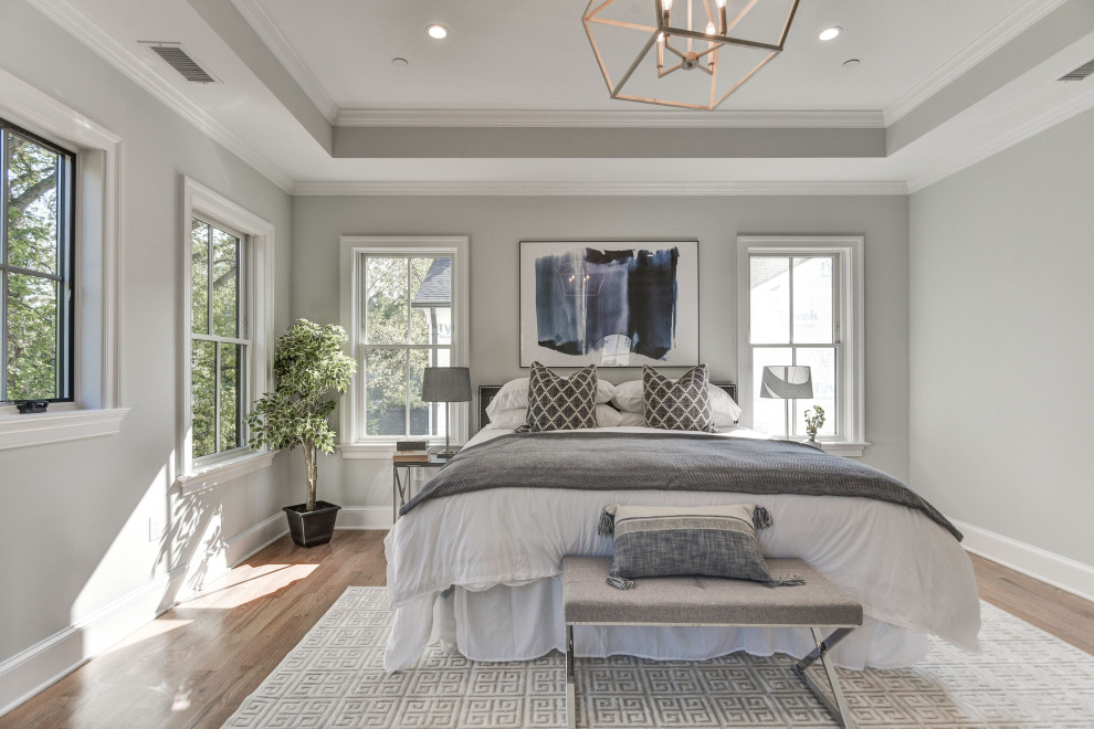 Свежая идея для дизайна: спальня в стиле неоклассика (современная классика) с серыми стенами, паркетным полом среднего тона, коричневым полом и многоуровневым потолком - отличное фото интерьера