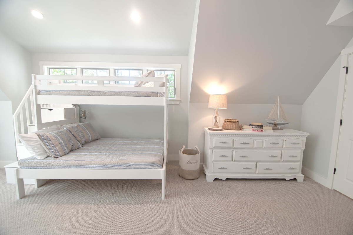 Imagen de habitación de invitados de estilo americano extra grande con paredes grises, moqueta y suelo beige