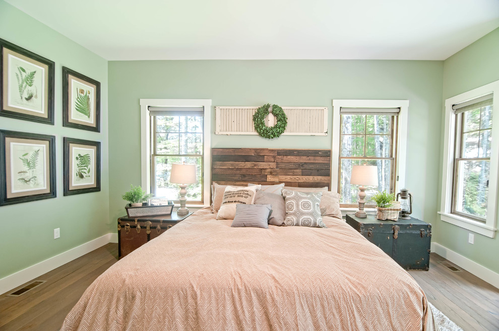 ポートランド(メイン)にある広いトラディショナルスタイルのおしゃれな主寝室 (緑の壁、無垢フローリング、茶色い床、グレーとブラウン) のインテリア