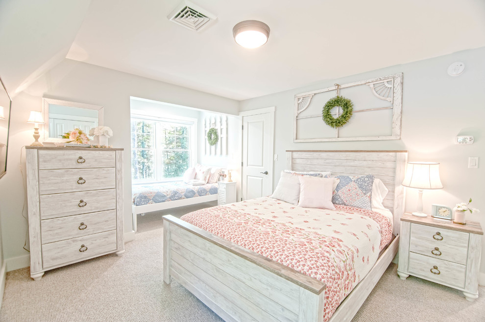 Modelo de habitación de invitados romántica de tamaño medio con paredes azules, moqueta y suelo gris