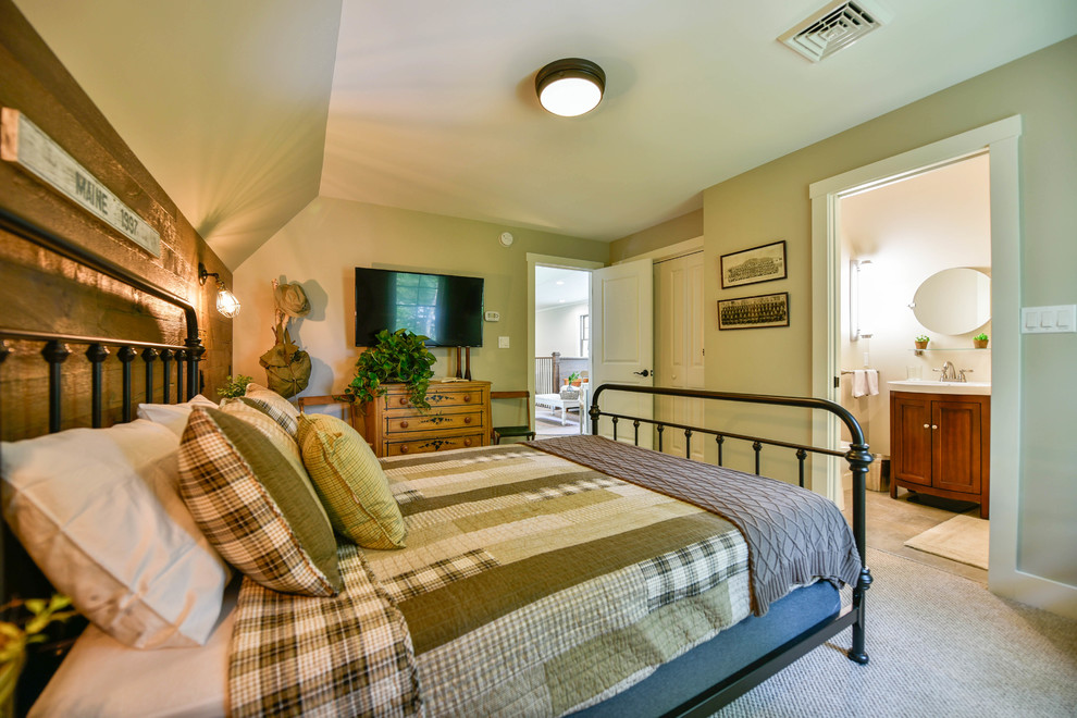 Esempio di una camera degli ospiti american style di medie dimensioni con pareti grigie, moquette e pavimento beige