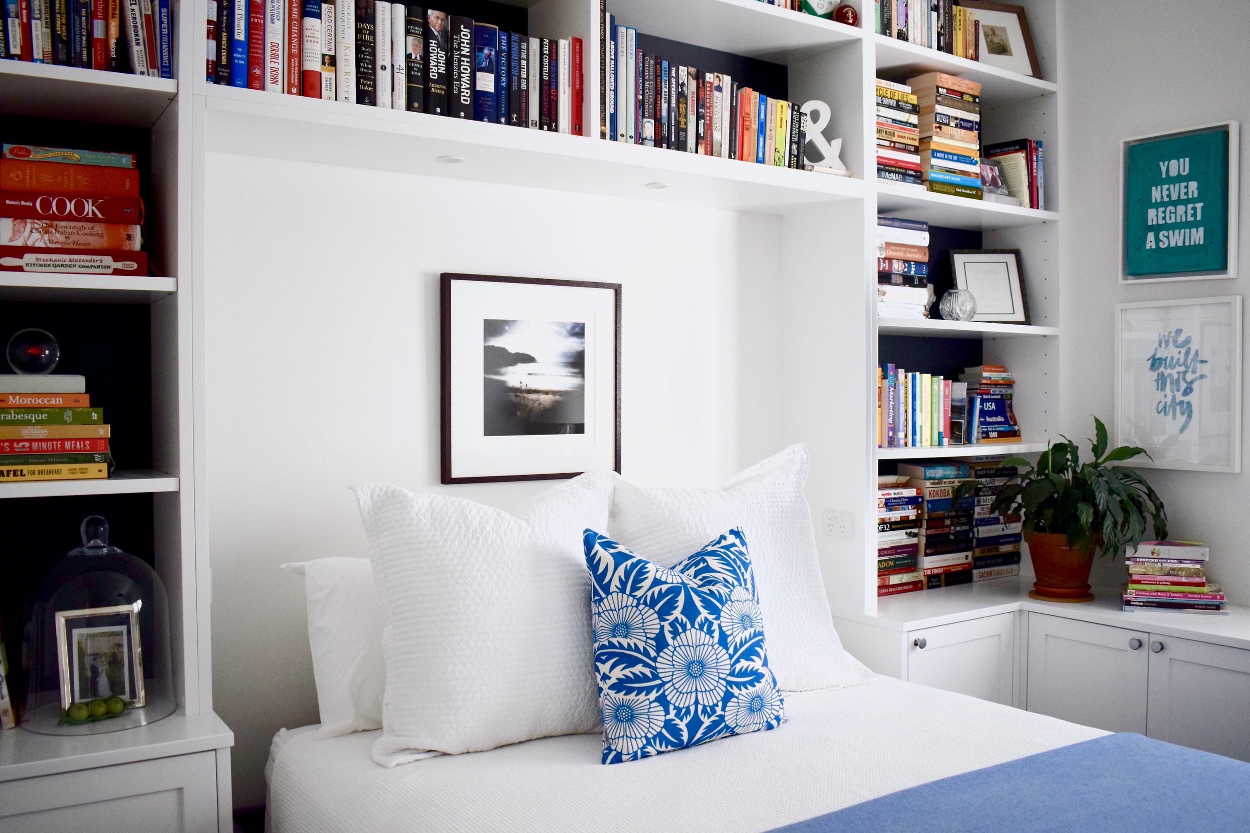 Nicht nur für lange Lesenächte: Schlafzimmer mit Bücherregalen