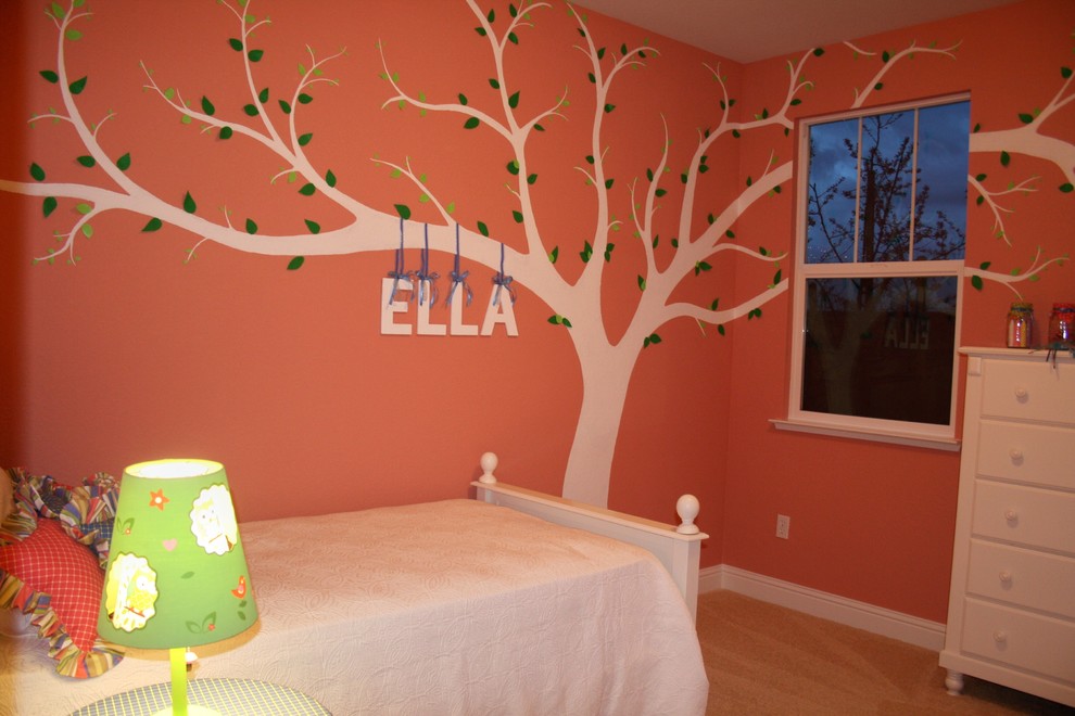 Inspiration pour une chambre avec moquette traditionnelle de taille moyenne avec un mur orange.