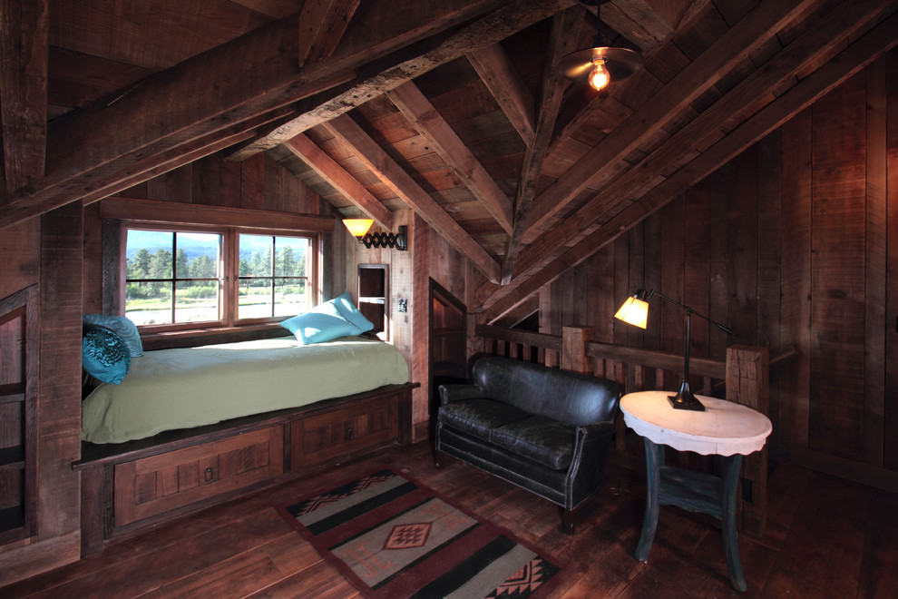 Foto de habitación de invitados rural de tamaño medio sin chimenea con paredes marrones, suelo de madera oscura y suelo marrón