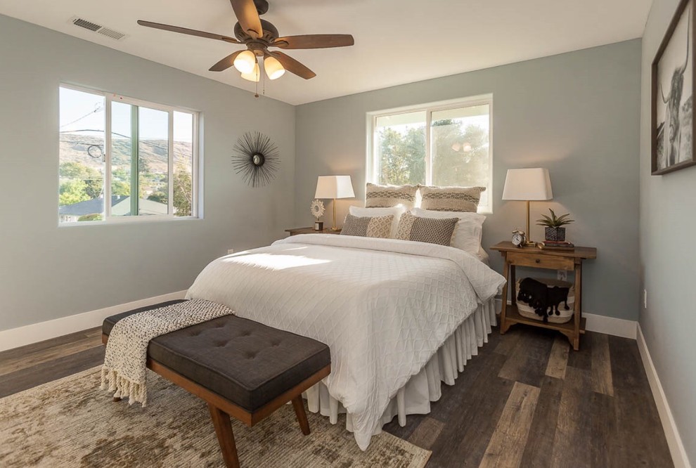 サンルイスオビスポにある小さなカントリー風のおしゃれな客用寝室 (青い壁、濃色無垢フローリング、マルチカラーの床) のレイアウト
