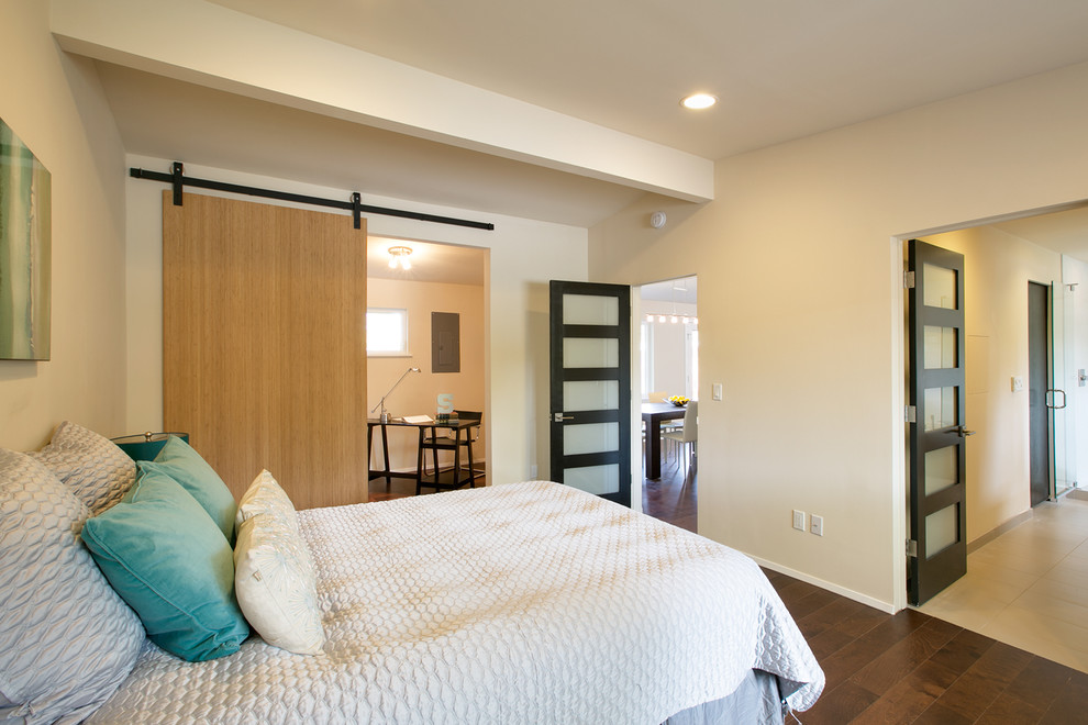 シアトルにあるミッドセンチュリースタイルのおしゃれな寝室 (白い壁、竹フローリング) のレイアウト