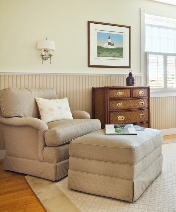 Imagen de dormitorio principal campestre de tamaño medio sin chimenea con paredes beige, suelo de madera en tonos medios y suelo marrón