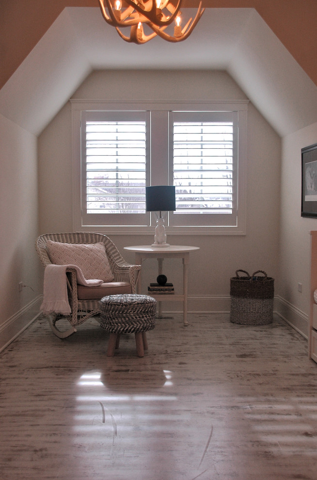 Großes Landhausstil Schlafzimmer im Loft-Style mit weißer Wandfarbe, gebeiztem Holzboden und weißem Boden in Chicago