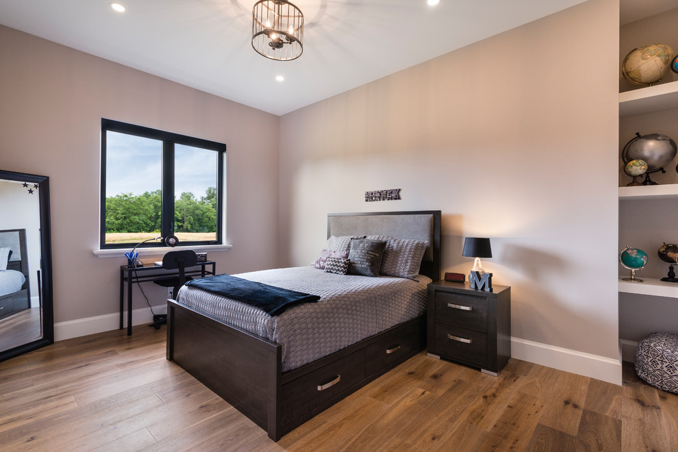 Ejemplo de dormitorio mediterráneo grande con paredes blancas, suelo de madera en tonos medios y suelo marrón