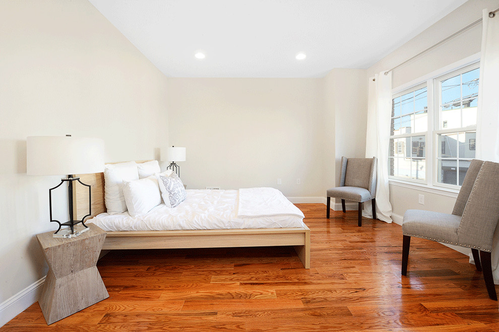 Источник вдохновения для домашнего уюта: большая гостевая спальня (комната для гостей) в стиле модернизм с серыми стенами, паркетным полом среднего тона и коричневым полом без камина