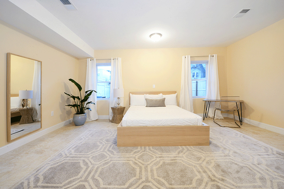 На фото: большая гостевая спальня (комната для гостей) в стиле модернизм с полом из керамогранита, желтыми стенами и бежевым полом без камина с