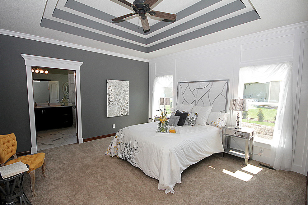 Mittelgroßes Klassisches Hauptschlafzimmer mit grauer Wandfarbe und Teppichboden in Sonstige