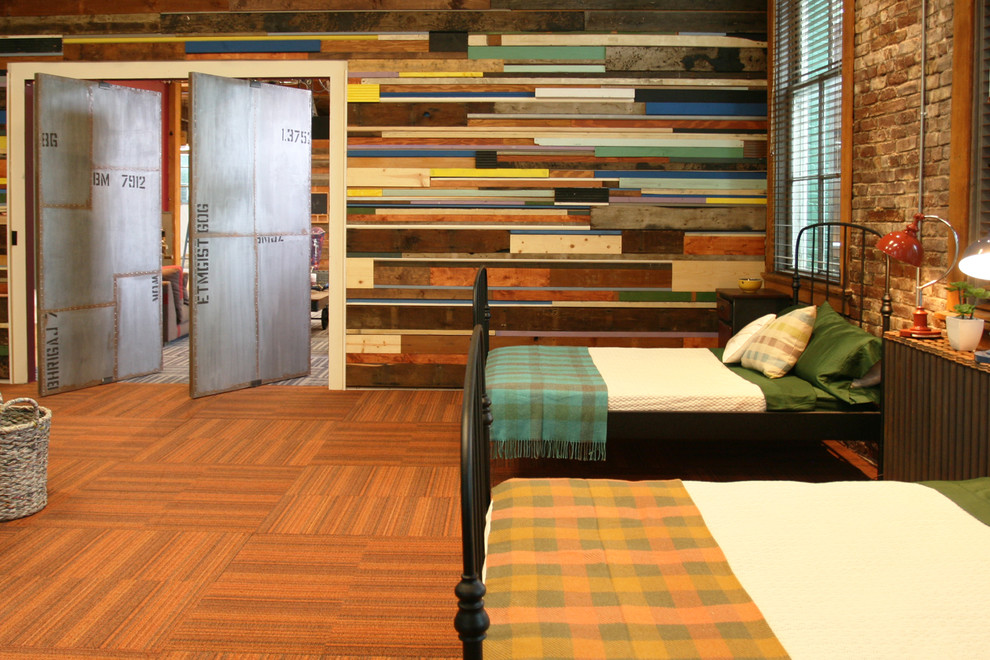 Inspiration för ett industriellt gästrum, med flerfärgade väggar, heltäckningsmatta och orange golv