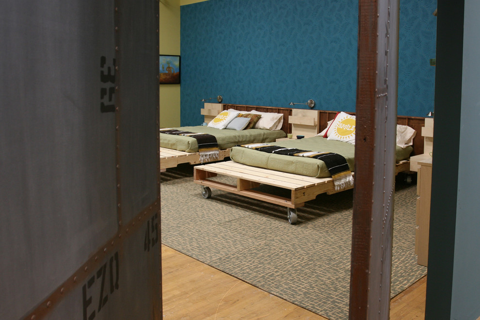 ポートランドにあるインダストリアルスタイルのおしゃれな寝室