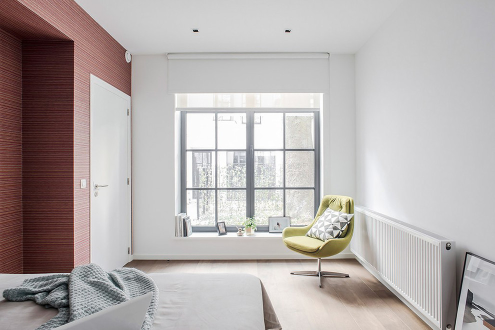 Esempio di una camera da letto stile loft moderna di medie dimensioni con pareti rosse, parquet chiaro e pavimento grigio