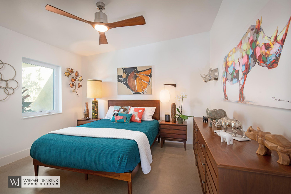 他の地域にある中くらいなミッドセンチュリースタイルのおしゃれな客用寝室 (白い壁、カーペット敷き、グレーの床、三角天井)