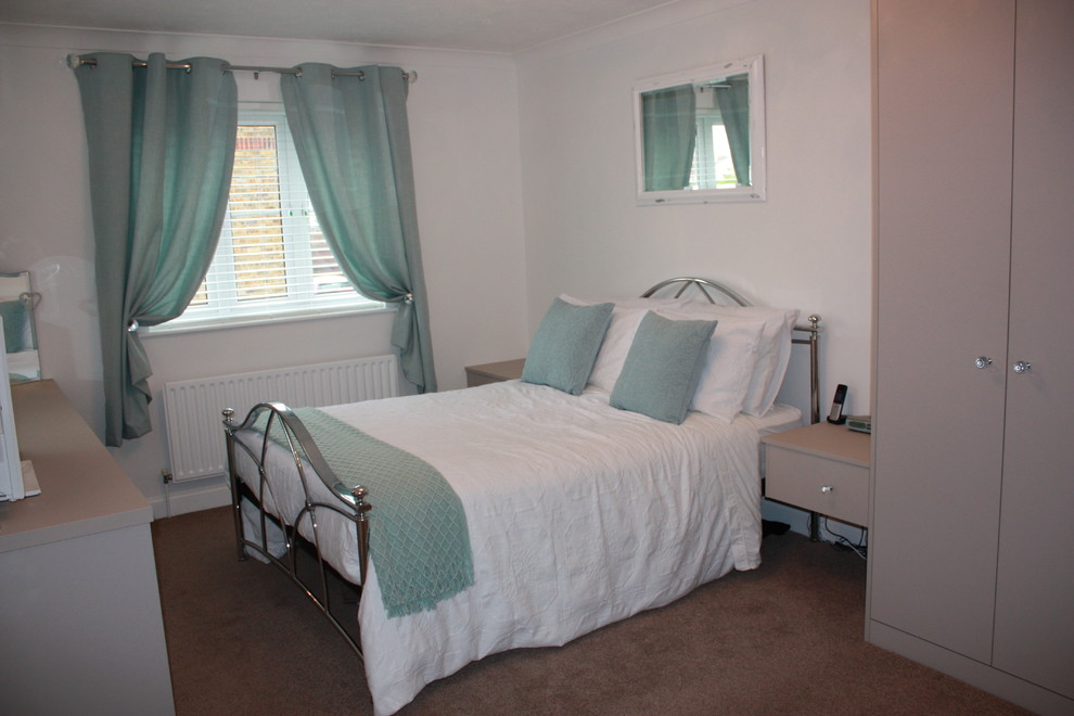 Großes Modernes Hauptschlafzimmer mit weißer Wandfarbe, Teppichboden und braunem Boden in Kent