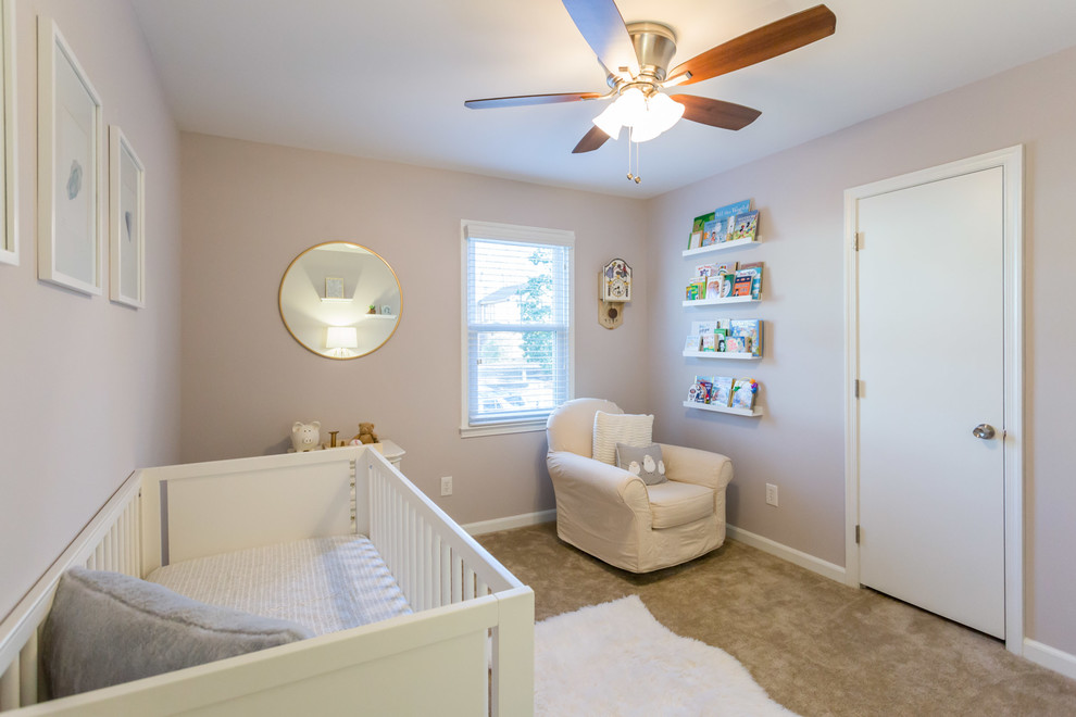 Exemple d'une chambre avec moquette chic de taille moyenne avec un mur gris, aucune cheminée et un sol beige.