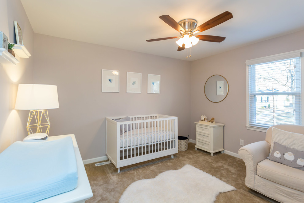 Foto de habitación de bebé tradicional renovada de tamaño medio con paredes grises, moqueta y suelo beige
