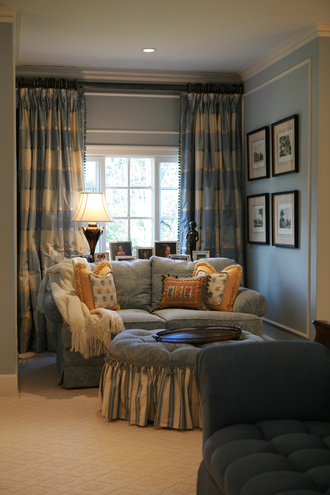 Klassisches Schlafzimmer mit blauer Wandfarbe in Los Angeles