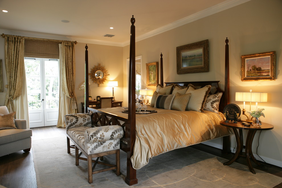 Imagen de dormitorio clásico con paredes beige