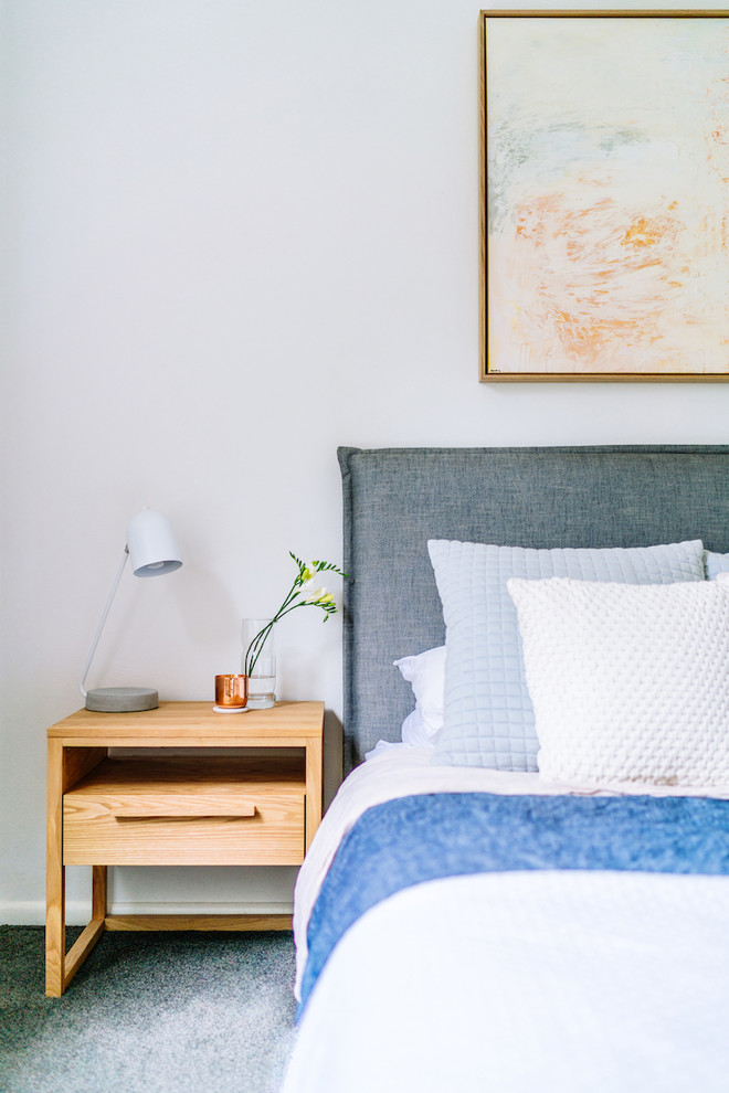 Foto de dormitorio principal nórdico de tamaño medio sin chimenea con paredes blancas y moqueta