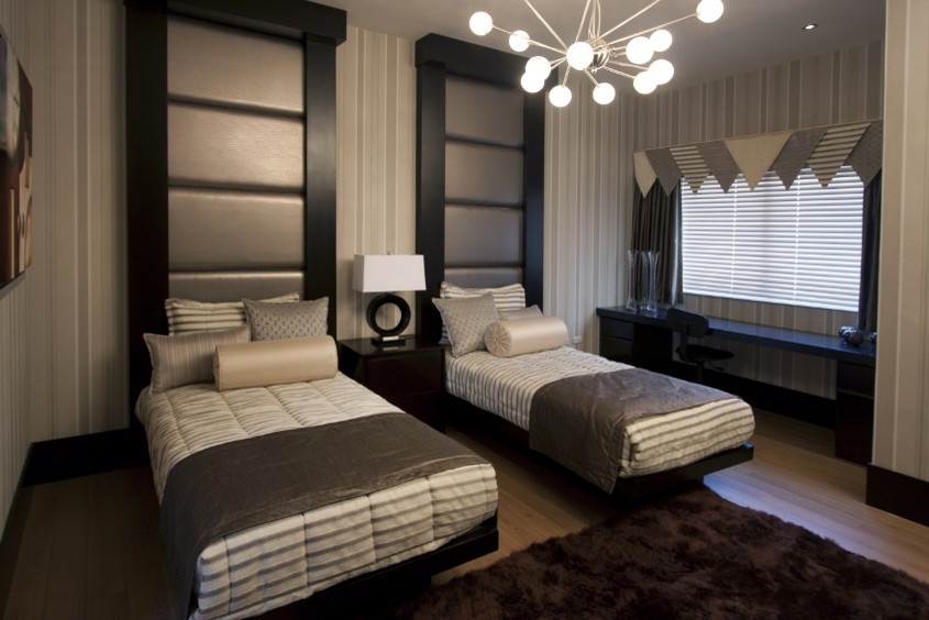 Foto de dormitorio contemporáneo de tamaño medio con paredes grises y suelo laminado