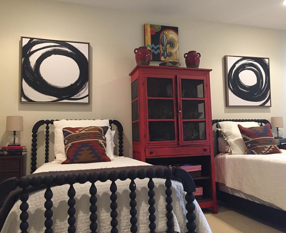 Стильный дизайн: большая гостевая спальня (комната для гостей) в стиле фьюжн с бежевыми стенами и ковровым покрытием без камина - последний тренд