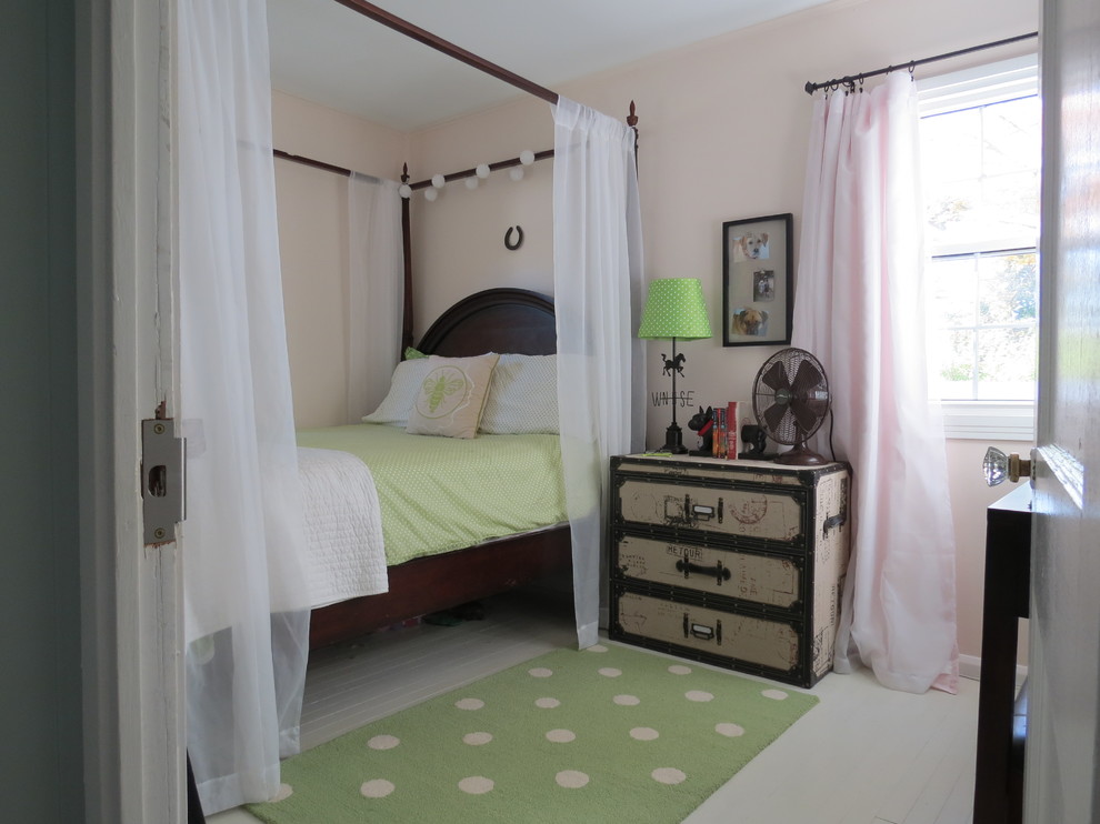 На фото: маленькая спальня в стиле неоклассика (современная классика) с розовыми стенами и деревянным полом для на участке и в саду с