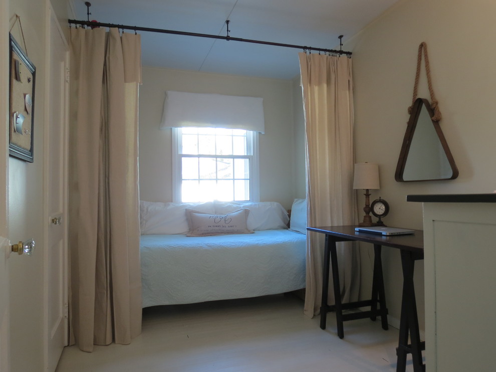 Imagen de dormitorio urbano pequeño con paredes beige y suelo de madera pintada