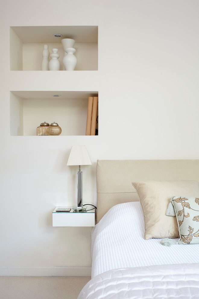 Modernes Schlafzimmer mit weißer Wandfarbe, Teppichboden und beigem Boden in London
