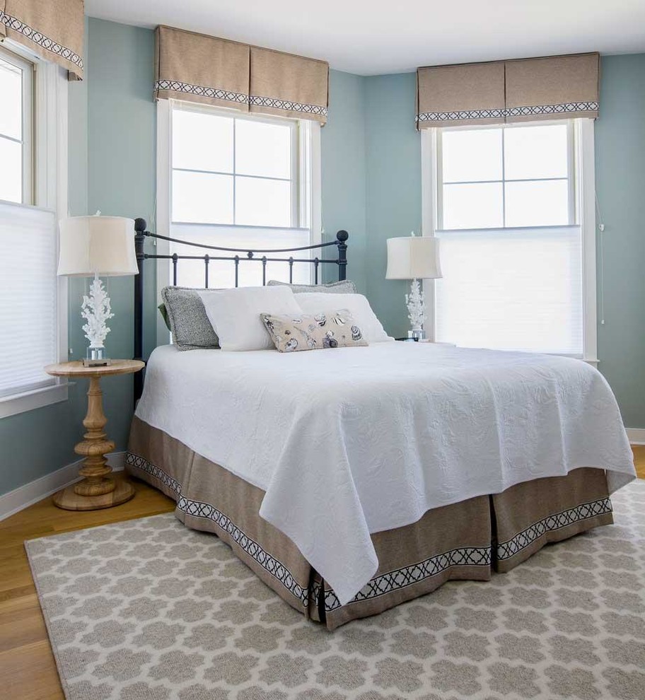 Пример оригинального дизайна: спальня в морском стиле с синими стенами и светлым паркетным полом