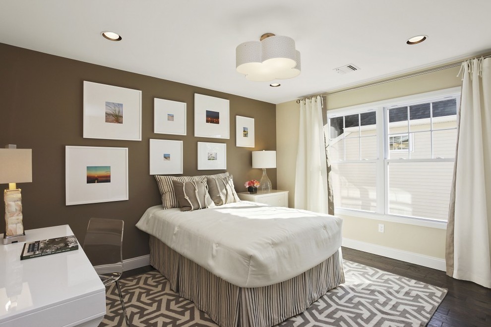 Идея дизайна: гостевая спальня среднего размера, (комната для гостей) в стиле неоклассика (современная классика) с коричневыми стенами и темным паркетным полом без камина