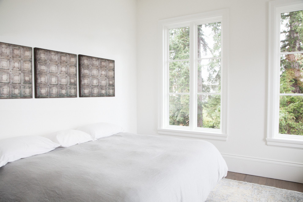 Aménagement d'une chambre d'amis scandinave de taille moyenne avec un mur blanc, un sol en bois brun et un sol marron.