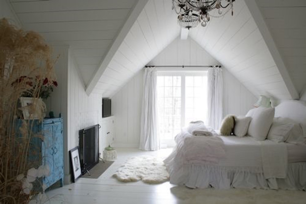 Modelo de dormitorio principal romántico grande con paredes blancas, todas las chimeneas y suelo blanco