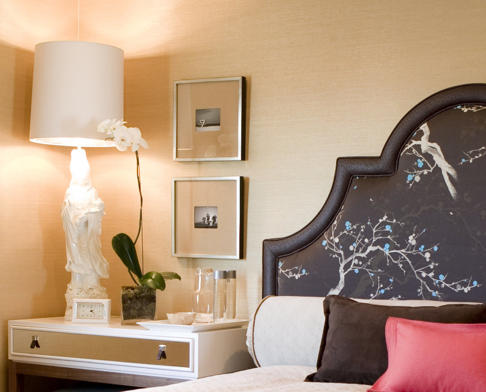 Idée de décoration pour une chambre parentale design de taille moyenne avec un mur beige.