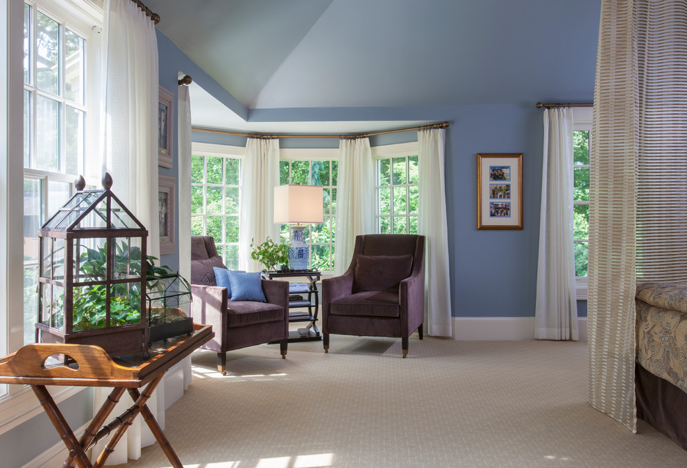 Diseño de dormitorio principal tradicional renovado extra grande sin chimenea con paredes azules y moqueta