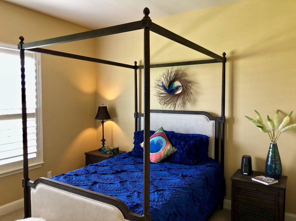На фото: гостевая спальня среднего размера, (комната для гостей) в стиле фьюжн с