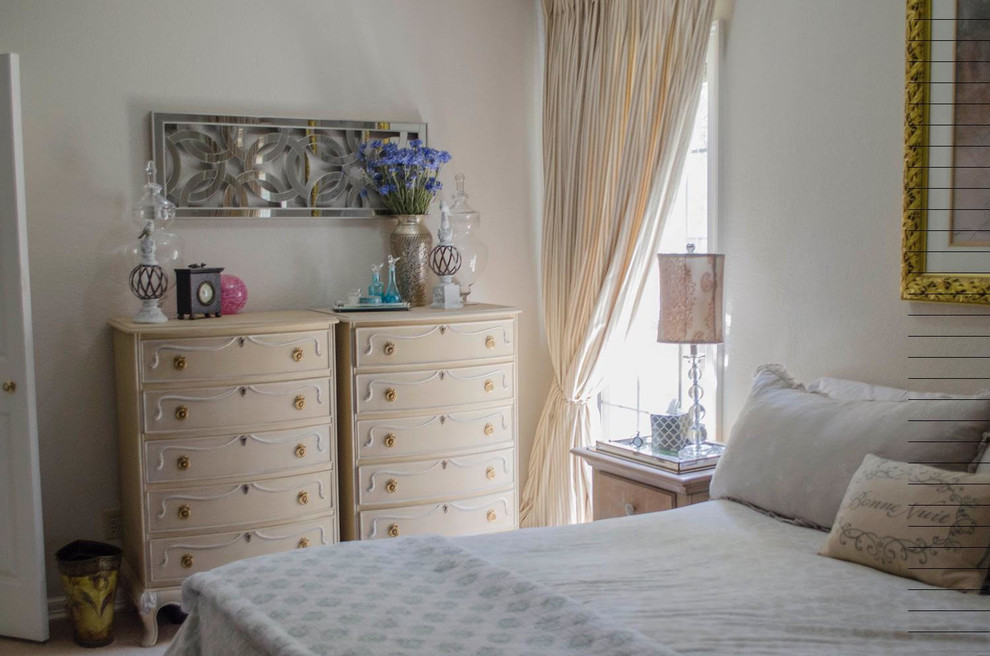 Aménagement d'une chambre d'amis romantique de taille moyenne avec un mur beige, parquet clair et aucune cheminée.