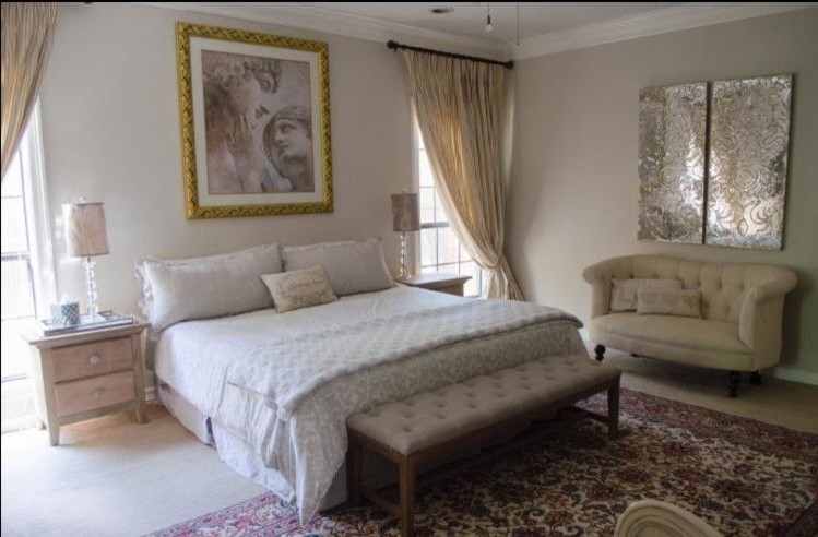 Идея дизайна: гостевая спальня среднего размера, (комната для гостей) в викторианском стиле с бежевыми стенами и ковровым покрытием без камина