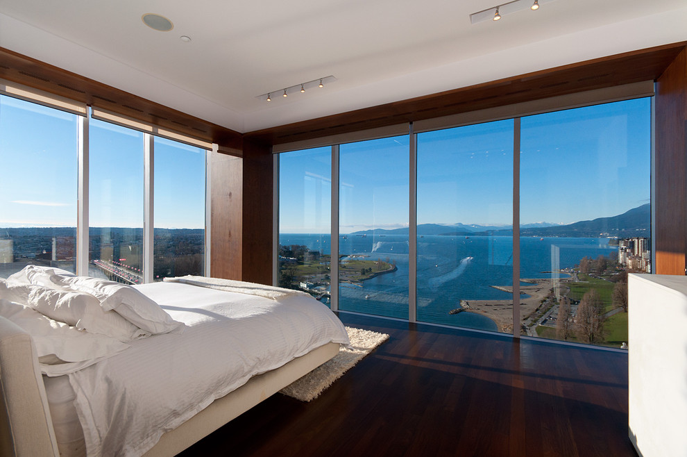 Modernes Schlafzimmer ohne Kamin mit dunklem Holzboden in Vancouver