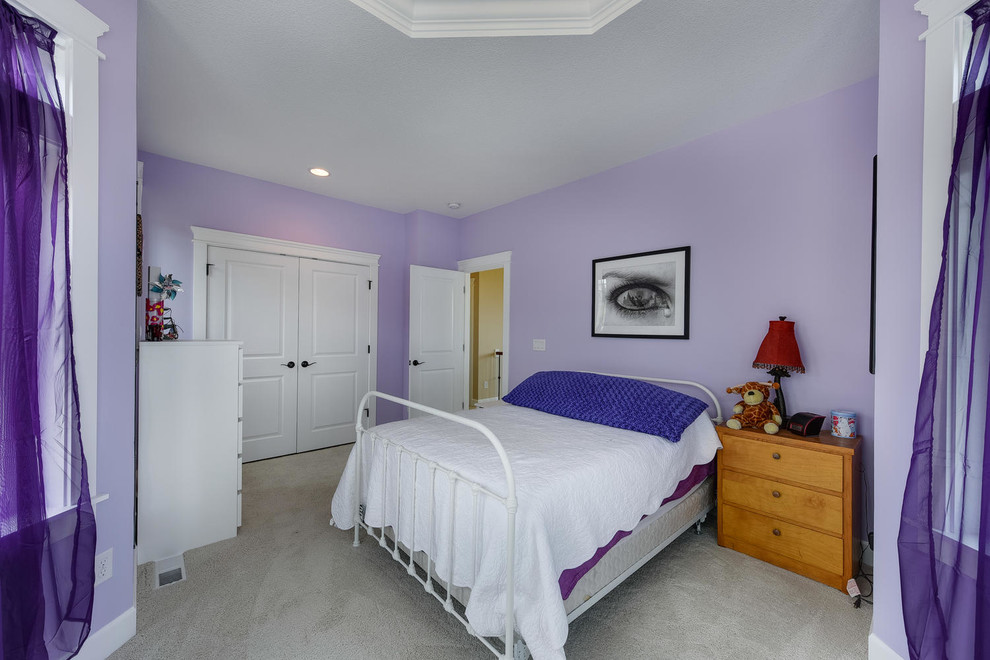 Idee per una camera da letto country di medie dimensioni con pareti viola e moquette