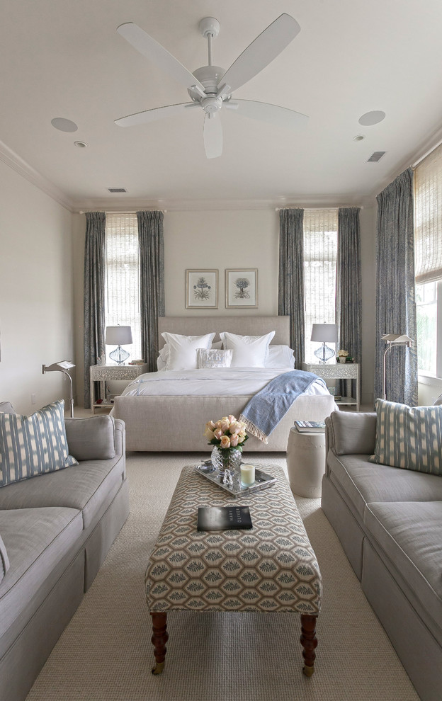 チャールストンにある広いトランジショナルスタイルのおしゃれな主寝室 (白い壁、カーペット敷き、照明、グレーとクリーム色)