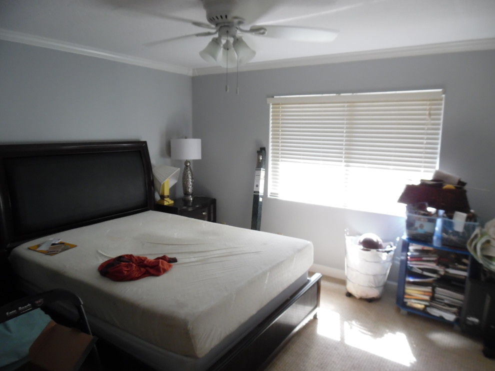 Imagen de habitación de invitados actual de tamaño medio con paredes grises y suelo de baldosas de cerámica